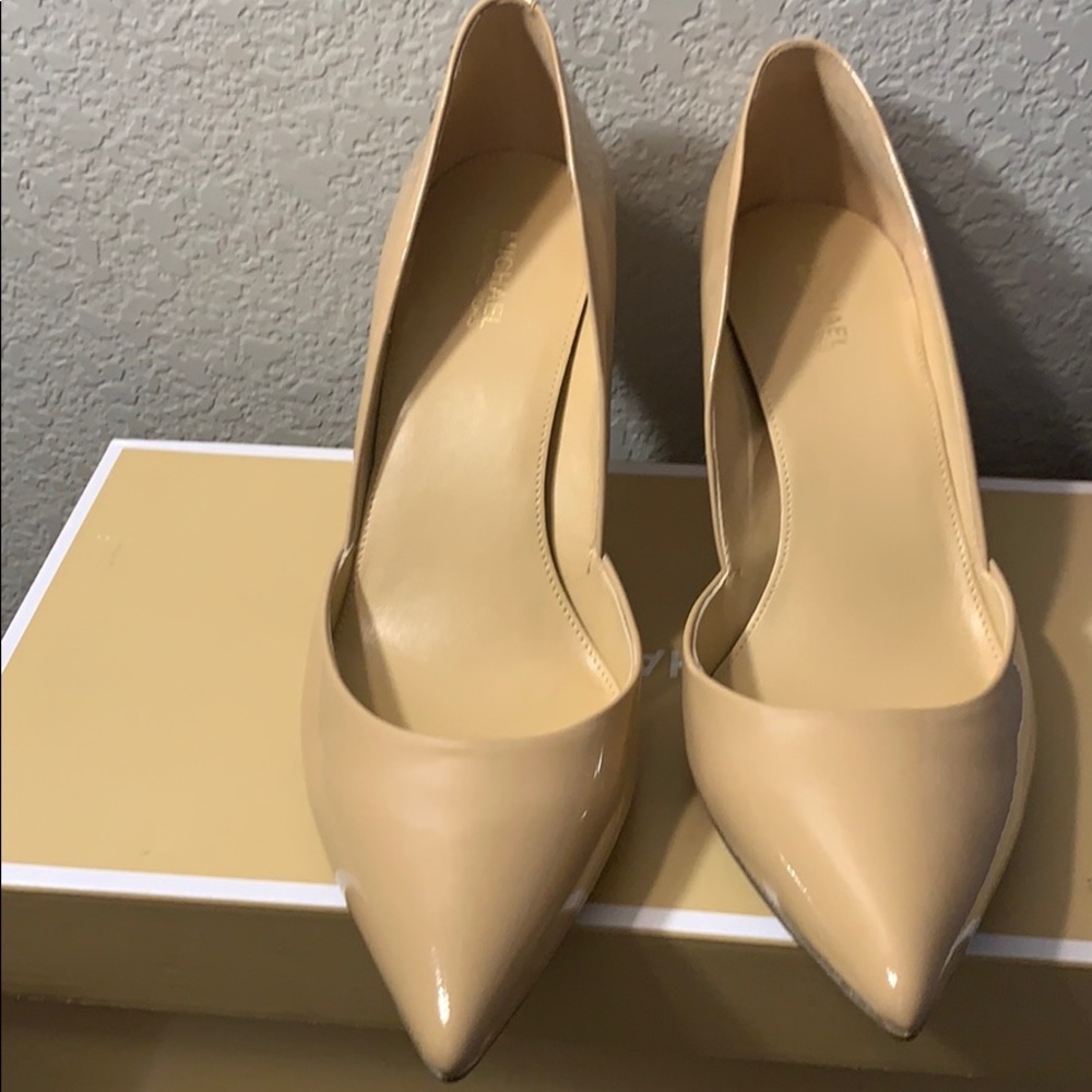 NWT Michael Kors Ashby Pump Color Beige